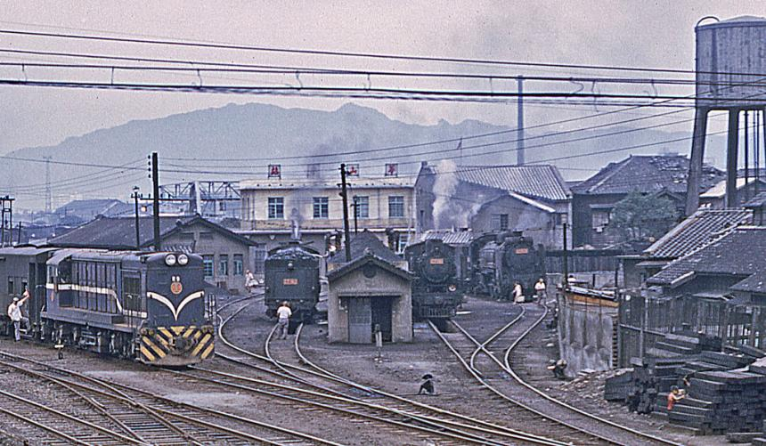 Covering an area from Civil Boulevard to Linsen North Road,  #Taipei's Huashan Cargo Terminal was a transit hub for transferring political victims to  #GreenIsland via  #train and vessel. Prisoners were paired up by having one of their hands cuffed together.  https://hsi.nhrm.gov.tw/home/en-us/injusticelandmarks-en/296686