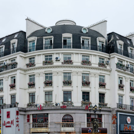 AlexisLemee's tweet photo. Ces photos n’ont pas été prises à Paris. Il s’agit d’un quartier de Hangzhou appelé Tiandu Cheng. Une reproduction / réinterprétation de Paris : Tour Effeil, quartier haussmannien, statues et fontaines… en Chine ! 🇨🇳
⬇️⬇️⬇️ https://t.co/JGZAmpW2Fw