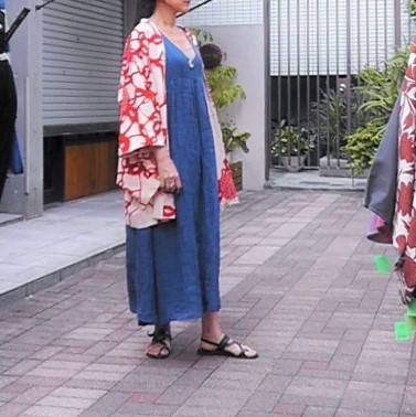 ট ইট র Kimonolook Tokyo 着物リメイク袴スカート仕立てます きもの蜜月公式 昨日の私服 インディゴ染めの麻ワンピに絞りの羽織 日本の気候にはやっぱり麻と絹 理にかなってたんだよ Ootd Kimono 着物 和洋折衷コーデ ファッション ファッション