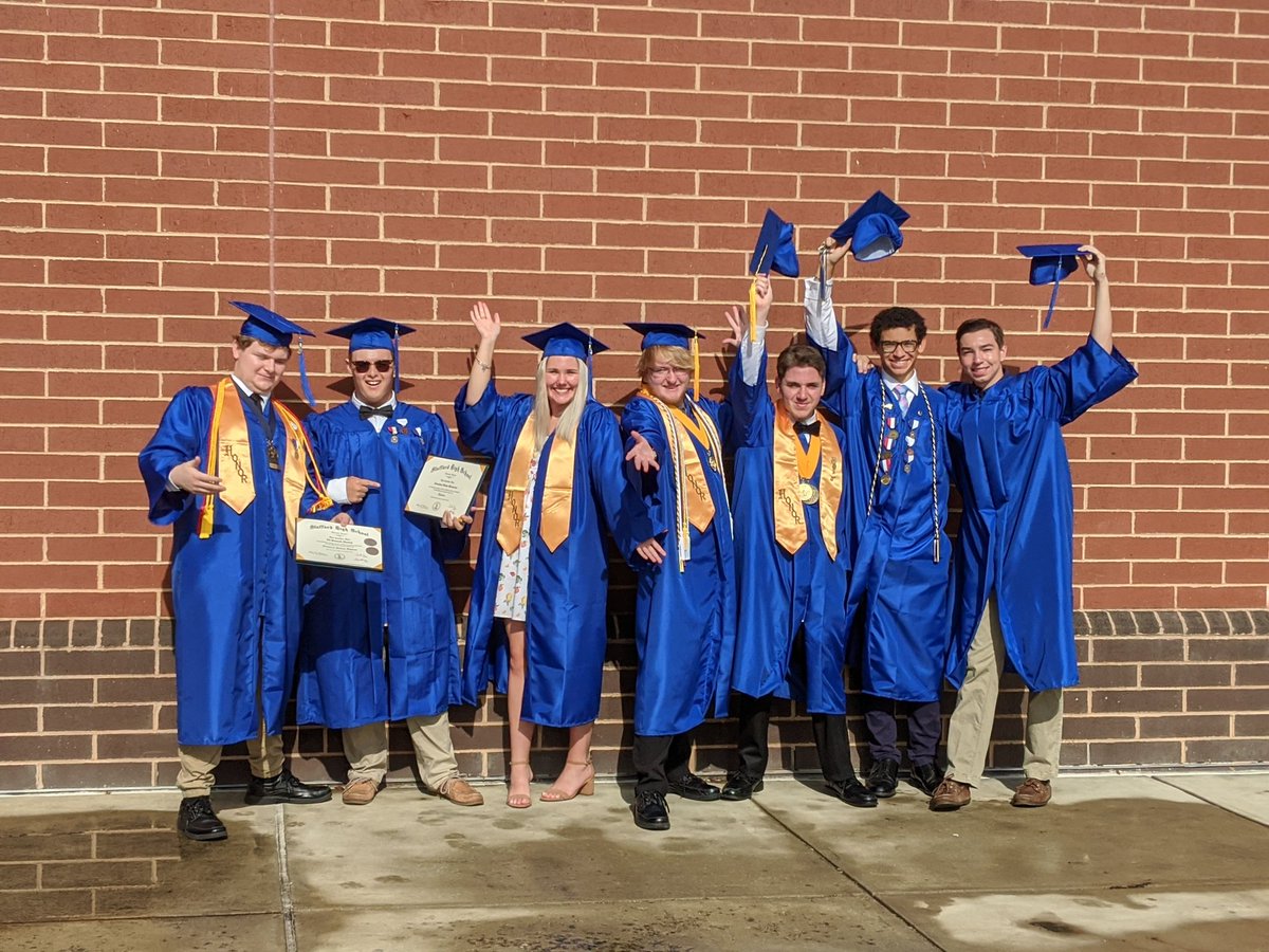 SCPSchools's tweet image. @shstribepride celebrates a morning of family graduations. #tribepride #SHSClassof2020