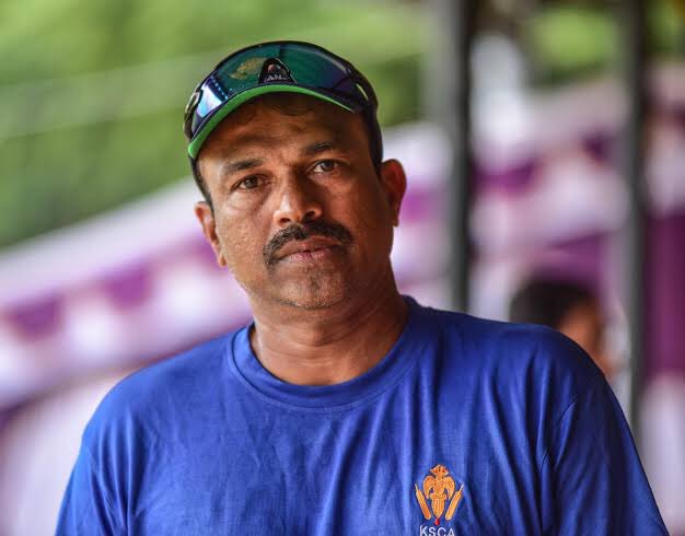 PV Shashikanth (RHB) played over 50 mts for KAR & has close to 2500 runs. He was a great mentor for me during my early days. He led KAR to Irani cup in 1996 in seniors’ absence & also has the distinction of leading KAR to the finals of Mouinidullah tournament in 1994  #KARLegends