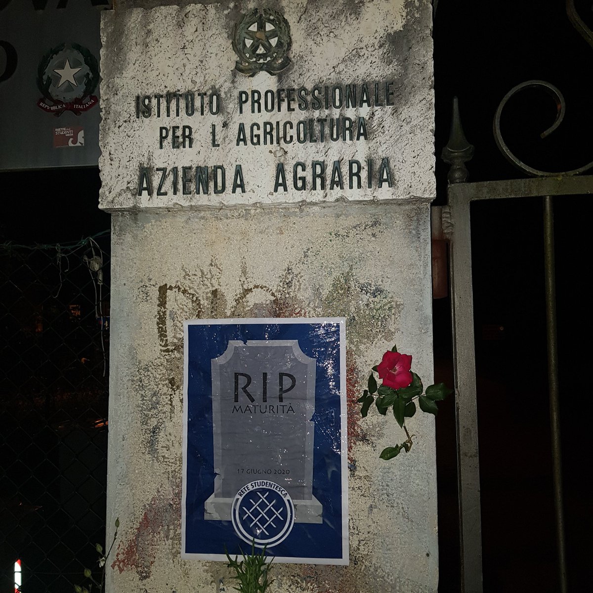 PadovainPiedi's tweet photo. 1923 - 2020 ADDIO MATURITÀ, RIPOSA IN PACE.

La maturità, nata nel 1923 con la riforma Gentile, muore quest'anno, 2020, sotto la scure del ministro Lucia Azzolina, per tanto noi ci rifiutiamo di ritenerla tale. https://t.co/cnzF1ws4zH