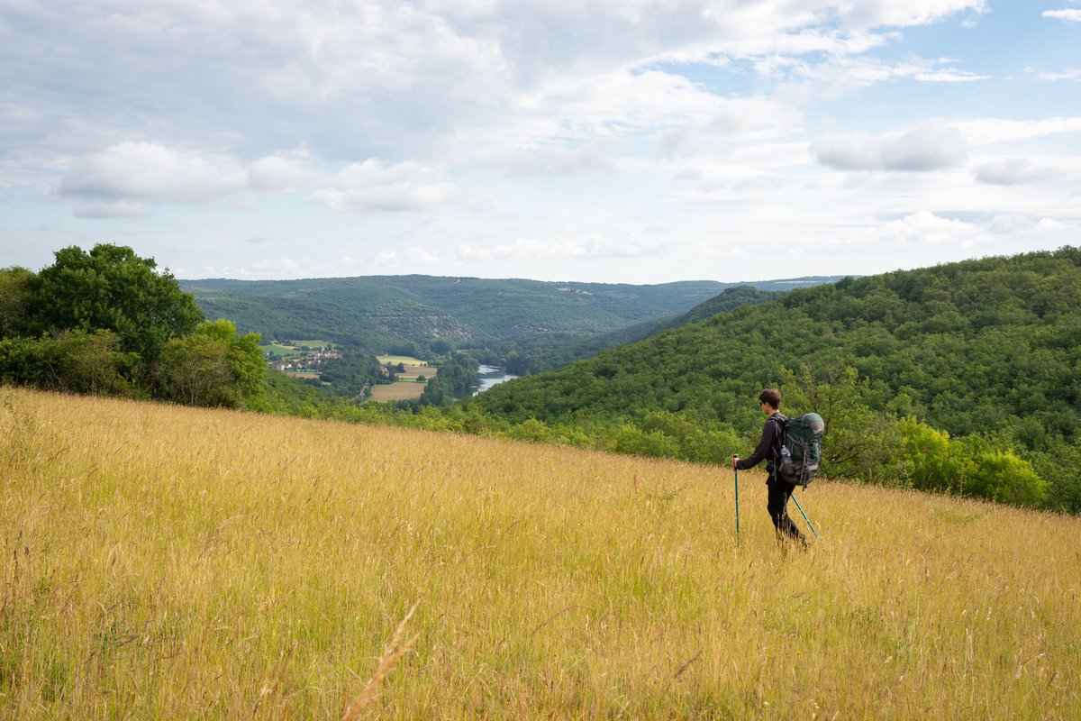 mifuguemiraison's tweet photo. On revient d'une rando dans le Lot : deux jours la tente sur le dos entre Cahors et Saint-Cirq-Lapopie. On pensait que ce serait vaguement joli, c'était magnifique ! https://t.co/i6ZBUV0r0e
