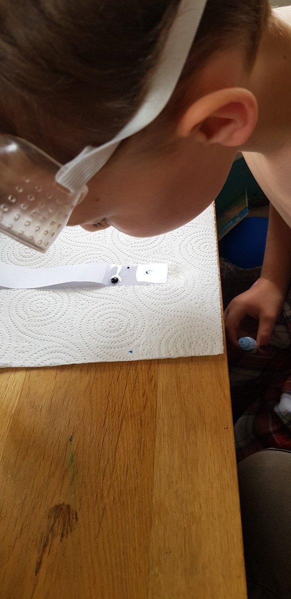 echoholistics's tweet image. Looking at mixing chemicals, using oil, water and food colouring, it got messy.....💦 @wps_pink