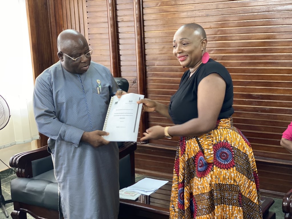 BafsLeone's tweet photo. Formal handing over of the harmonized Para Veterinary Curriculum for tertiary institutions in Sierra Leone to MAF to contribute towards filling the gap in the middle level manpower in the livestock sector. 
@TomVensEU @AmbroseJames12 @jemilla2 #EU #NAO #BAFS https://t.co/EZF6VVaVk6