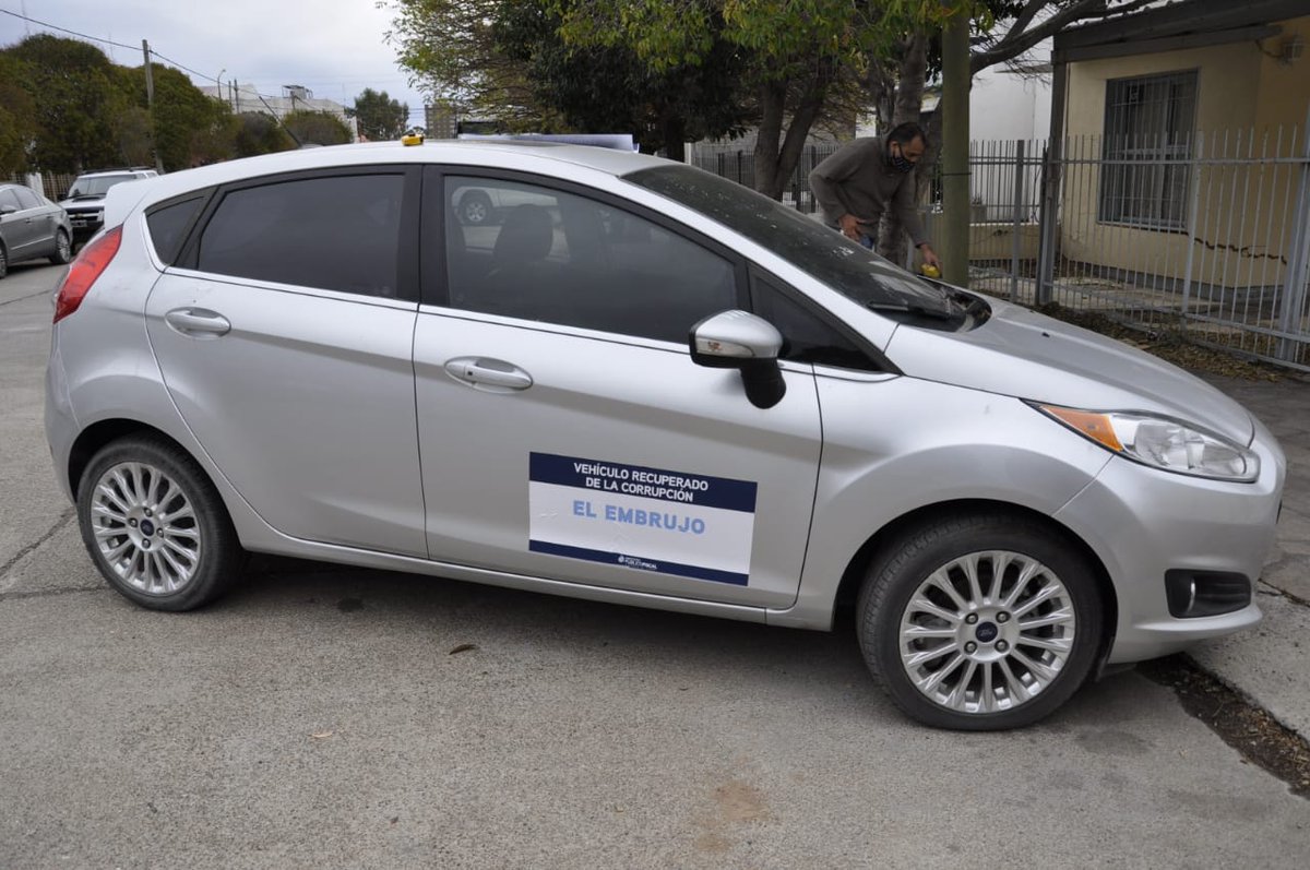 NicolasGil2011's tweet image. #Embrujo #Corrupcion

🚘El Ministerio Público Fiscal ploteó una flota de vehículos decomisados por la causa de corrupción #ElEmbrujo
💰Los autos están ploteados con el lema: "Vehículo secuestrado de la corrupción. El Embrujo".

La nota completa en la edición impresa de @ElChubut