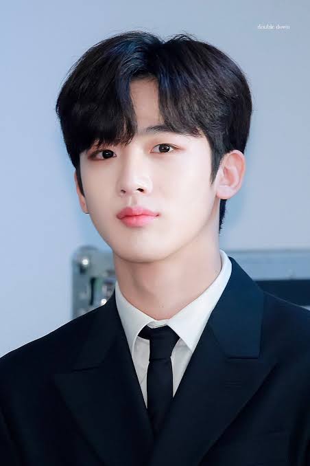68. Kim Yohan, Korean singer & actor revealed that he is a huge fan of Taehyung Q: Do u have a role model?A: I like BTS & their stage is so cool especially V sunbaenim's expressions are so cool! I can feel his aura when I watch it on TV and always think ‘Can I be like that?’