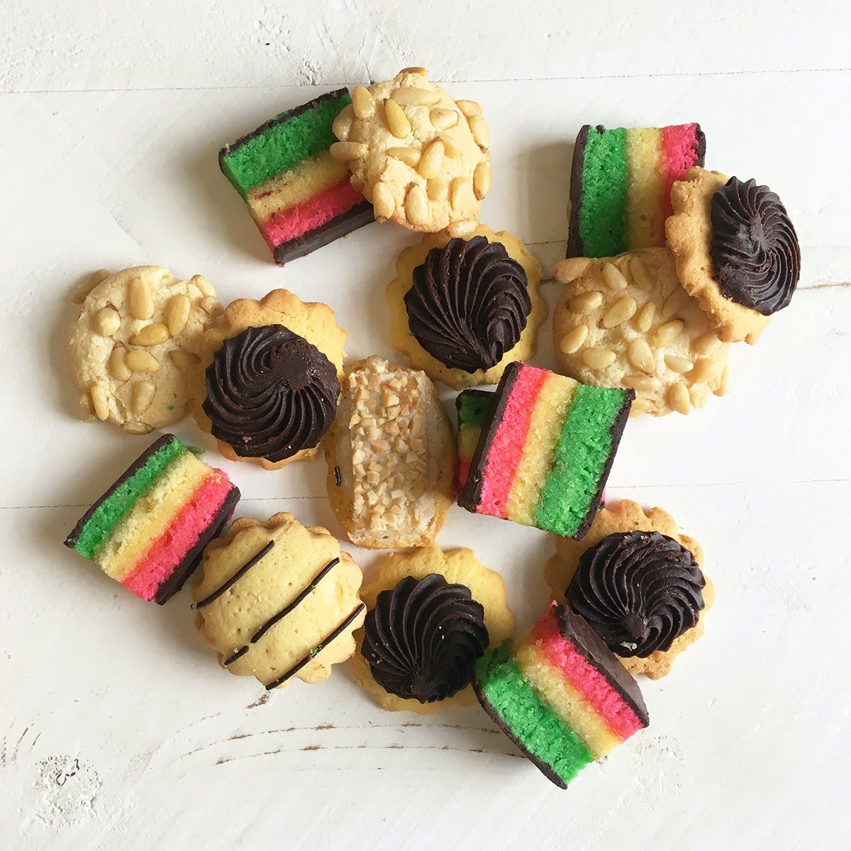 SIFoundersWife's tweet image. (@DarksideTorch @thespidcrling)

Maria has a boxed tin of baked goods delivered with the following note;

("Jonathan and Peter, I hope you two and Gracie will enjoy the Italian cookie mix. Made with love. ~ Grandma")