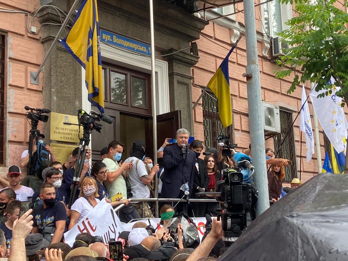 Вперше за 28 років незалежності президент України йде в суд, де «100% їхні прокурори» вимагають арешту. Друзі, це є дрібна помста дрібних, закомплексованих людей, які не люблять Україну. Але ми з вами точно їх не боїмося. Бо з нами правда!