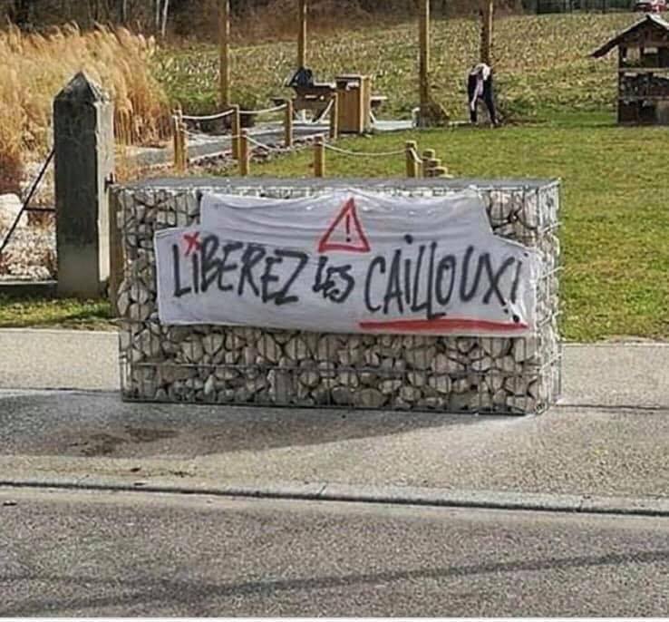 ComplotsFaciles's tweet photo. #JeSuisCailloux https://t.co/e9kwiODh3g