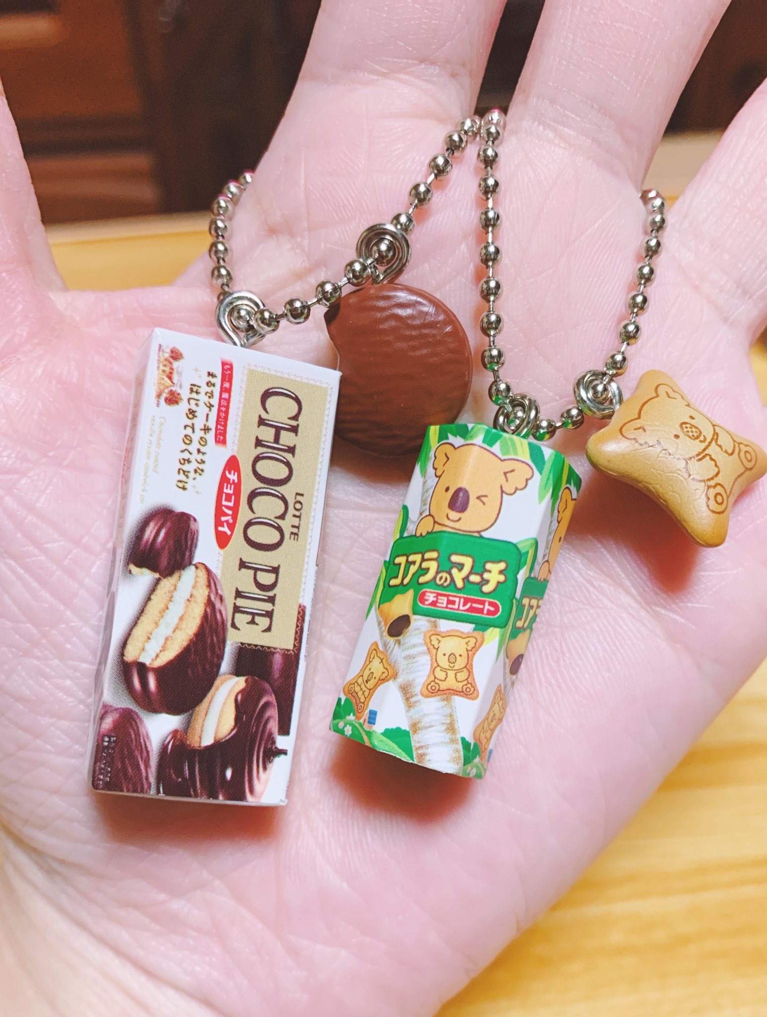 あや ガチャガチャでロッテのお菓子キーホルダーがあったので回してみた かわいいし めちゃくちゃ細かい 全種類集めたくなる笑 T Co 2hli3wdhyx Twitter