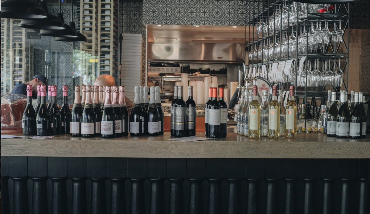 À chaque plat son vin ou à chaque vin son plat? Peu importe, on a ce qu'il faut pour accompagner vos plats pour emporter! 🍷🙂

restotapeo.com