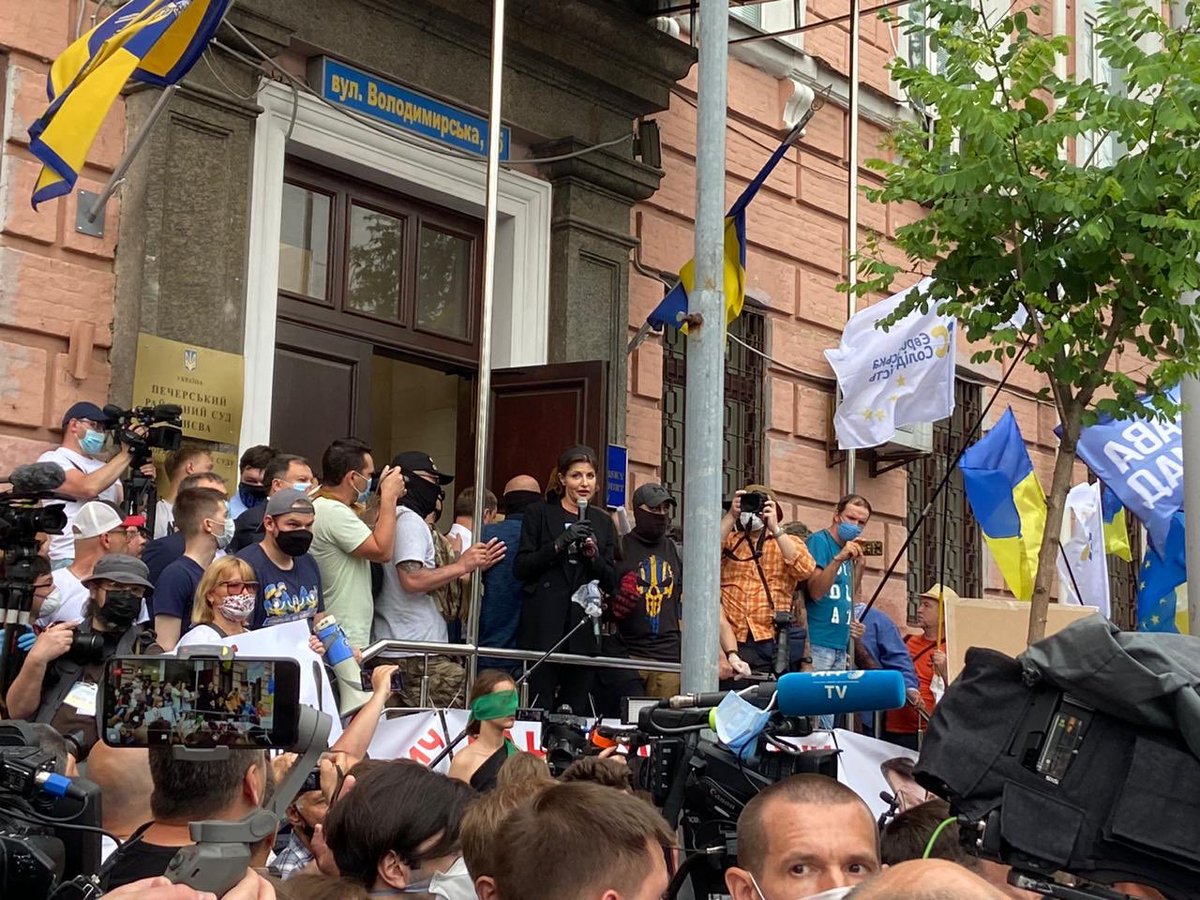 Сьогодні намагаються не просто зводити політичні рахунки. Це — справжній терор. Коли намагаються знищити українську мову, бо вона заважає російським інтересам. Вони знищують історію. 

Про це сказала Марина Порошенко на акції «Барикада».