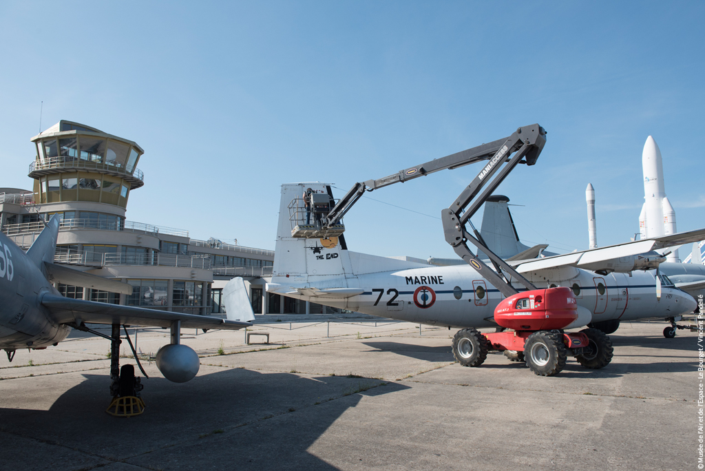 MuseeAirEspace's tweet photo. ⏱️🎉 #Réouverture J-1⃣, les avions du musée se sont refait une beauté avant de retrouver le public ! En partenariat avec O’neo Services, une vaste campagne a été entamée pour nettoyer les collections d’aéronefs. Le résultat est à découvrir dès demain ! #DestinationAirEspace https://t.co/dEN8GzNzIz