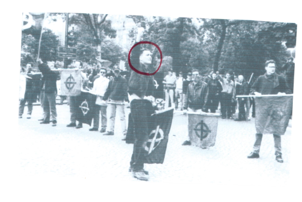 Ancien président du  #GUD, un groupuscule néofasciste (à la fac de droit, ils se faisaient appeler les "Waffen Assas"), Chatillon est une figure incontournable de l'ultra-droite de ces 3 dernières décennies. Ci-dessous en 1993 (à la Mutualité) et en 1994 (place Denfert-Rochereau).