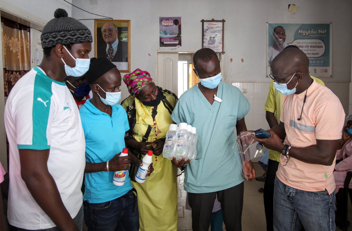GroupeSonatel's tweet photo. M. Malal Tall alias Fou Malade a remis une partie de ces visères produites par notre FabLab Solidaire au district de santé de Wakhinane, Guediwaye ce samedi 13 juin. #Kebetu #NitMooyLepp
#AndXeexCovid19 https://t.co/I96ffjzhdB