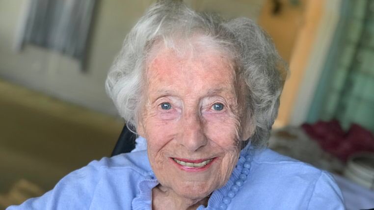 ColinAGrainger's tweet photo. God bless you darling woman. East Ham’s finest. Dame Vera Lynn dies aged 103, her family says
https://t.co/HNHDGgE43q https://t.co/x5V5pwe3W5