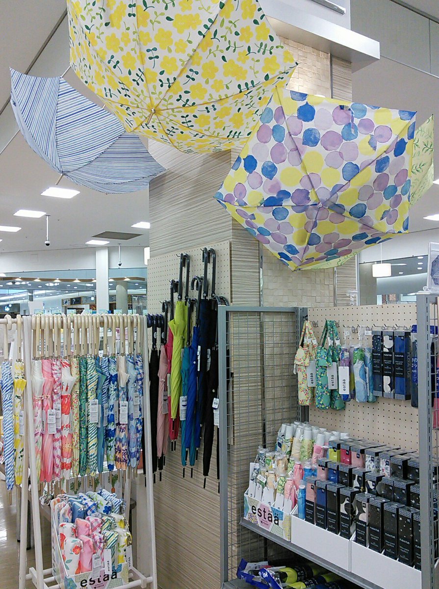 miraiya_hanyu's tweet photo. 只今当店ではレジ前柱回りにて期間限定で傘を取り扱っております☔🌈カラフルな #estaa 撥水力の #FLOATUS 超軽量 #日傘 や男性向けの四角い日傘まで種類豊富にございます☺高機能で使いやすさもばっちり！お気に入りの傘で梅雨を乗り切りましょう❗ https://t.co/A5lsvcWNii