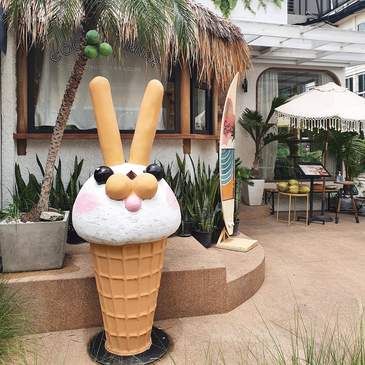 phang_non's tweet photo. 🌈coco corner coconut 
📍นิมมาน ซอย 13 
⏰ทุกวัน 10:00-22:00
บรรยากาศทะเลสุดดดด เรากินไอติมน้อลกระต่าย 89 บาท ชอบเนื้อไอติมนะ ดูเป็นมะพร้าวจริงๆ ไม่หวานมาก ไม่ค่อยเลี่ยนจ้าาา ใครชอบถ่ายรูปแนะนำเลย น่ารักดี #รีวิวเชียงใหม่ #reviewchiangmai https://t.co/Bl5zDgocWn