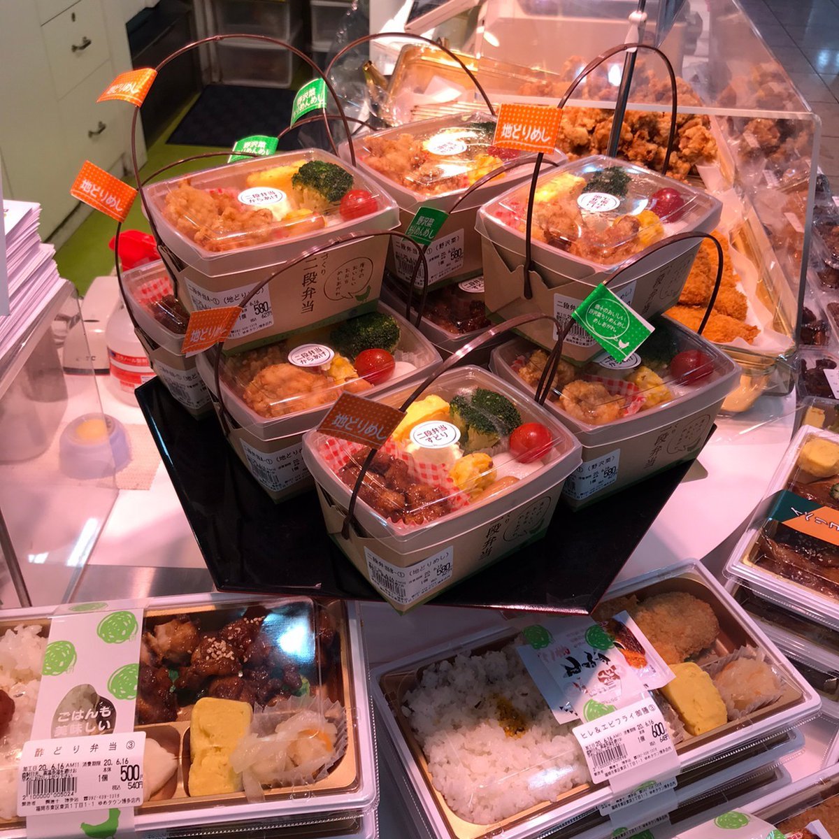 西日本シティ銀行 公式 地元応援 Ncb 学生レポーター の美鈴です ゆめタウン博多店1fの 唐十 さま 揚げたて唐揚げの最高なこと 次はピリ辛食べたいな 皆さまにぜひ食べて欲しい オードブルあり お中元も 可愛い二段弁当も
