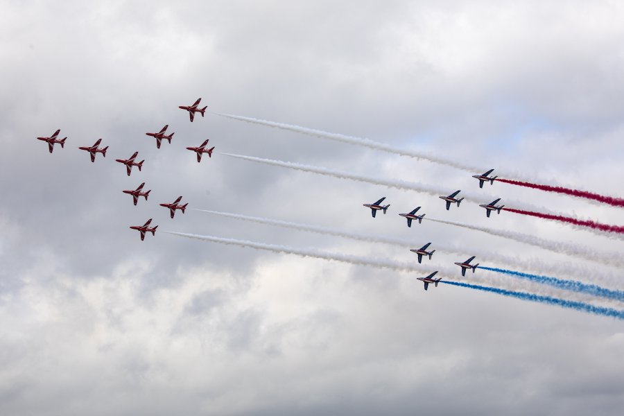 FranceintheUK's tweet photo. Si vous êtes dans le centre de Londres autour du teatime 16:50 - 17:10, pensez à lever les yeux pour voir le survol de la capitale par @PAFofficiel &amp; @RoyalAirForce  #RedArrows pour marquer les 80 ans de l’Appel du 18 Juin 1940 par Gen. Charles de Gaulle. #18JuinUK https://t.co/cW5u0jaErp