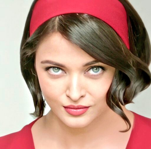 aishrlopez's tweet photo. She's just fantastic in this ad! Let's hope that soon Loreal will release something new. 
Also, this was one's the most iconics advertisements ever! #AishwaryaRaiBachchan #LorealParis #TotalRepair https://t.co/lgDisr9cG1