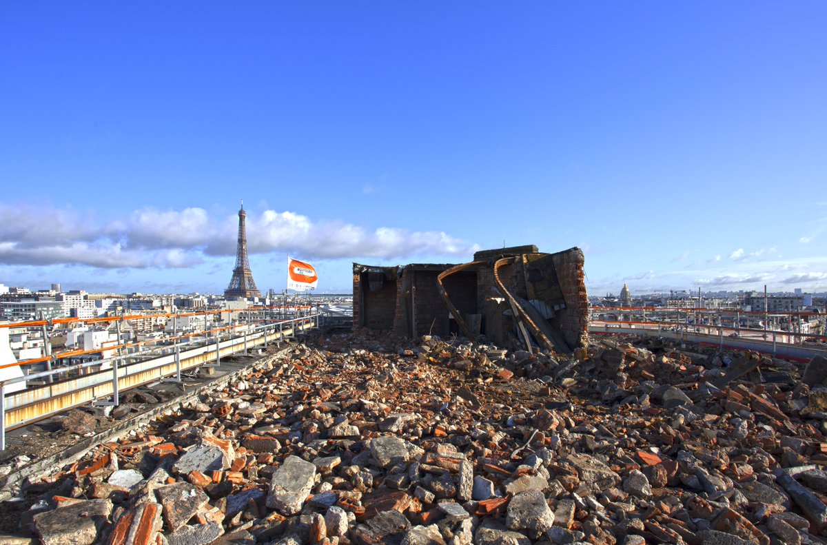 CandiceBroche's tweet photo. #jeudiphoto Sur le chantier BIOME dans Paris 15è, les #innovativebuilders de #RénovationPrivée débutent la démolition du bâtiment sous le drapeau de @Bouygues_BatIDF https://t.co/q0jc1lvZeZ