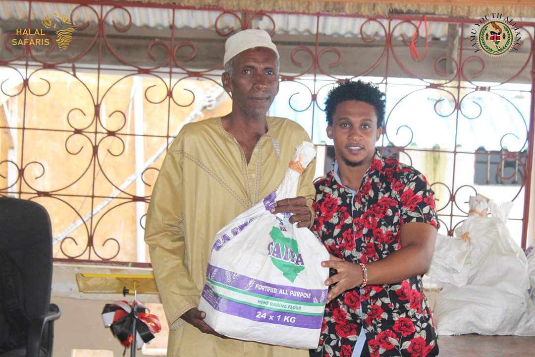 LamuYouth's tweet photo. Another food distribution exercise @amu island in favor of tour guides, it is due to this pandemic that has caused number of tourists to fall enormously hence causing economical difficulty to the tourists sector. Thanks @HalalSafaris for partnering with us and enabling us . https://t.co/eLADLIgS0Z