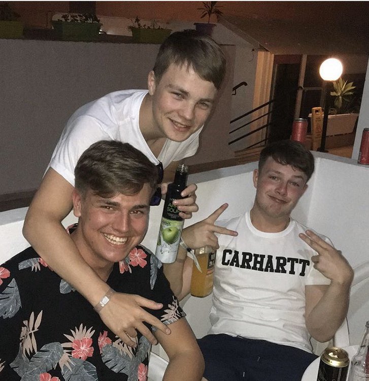 aaronbell_18's tweet photo. @gray_calum happy birthday brer hope it’s class xx https://t.co/MV0jMpuDFU