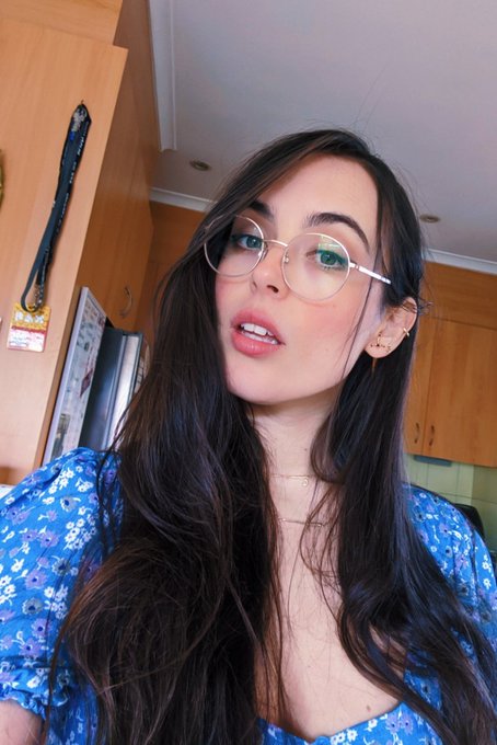 WOAHHHH PLAYING APEX WITH GIRLS????? 😳😳 also so hyped for EA Play tomorrow Friday 19/6 at 9 am AEST!<a href="/tag/eaplay2020"class="tags"><span>#eaplay2020</span></a>