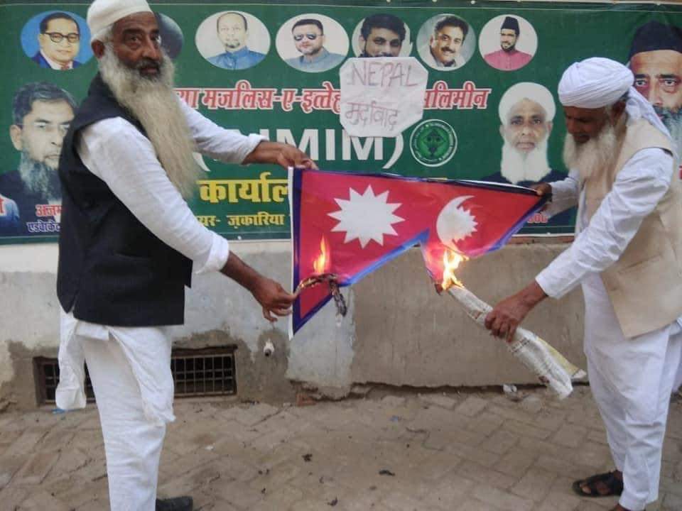 TweetVomica's tweet photo. ईण्डियाको सिमा चीनले मिच्यो
ईण्डियाको सिमा नेपालले मिच्यो रे।
साह्रै गाह्रो छ,भएभरका छिमेक देशसंग दुश्मनी मोल्न।
सीमाविवादमा चीनसंग वार्ता गर्न तत्पर तर नेपालसंग वार्ता गर्न चै परपर?
तस्बिरबारे के बोलुँ?सबभन्दा धेरै नरपिपाशु भाको देशको छिमेकी हुनुमा मलाई हिनताबोध सधैं रहिरहनेछ। https://t.co/Xfb674UeCP