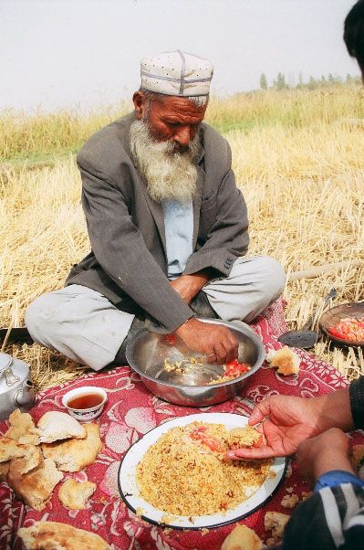 People of  #Tajikistan: An old farmer ("dehqân") having lunch.Picture from the website "CentralAsianGypsies".