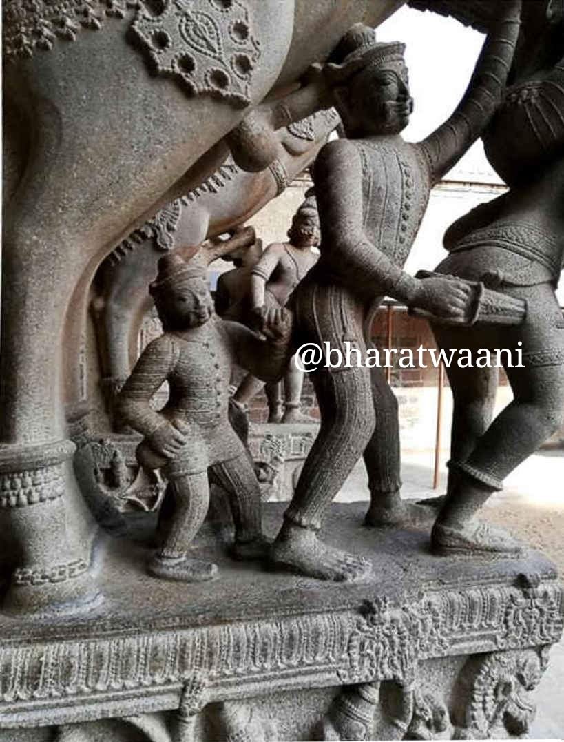 bharatwaani's tweet photo. चीनी स्वभावत: धोखेबाज़ होते हैं। भारतीयों को इसका शताब्दियों पुराना अनुभव रहा है।  इसे "श्रीरंगम मन्दिर" में लगभग 700 साल पहले बनाए एक शिल्प में स्थायी कर दिया था।
पीछे से छूरा घोंपते व्यक्ति का चेहरा, टोपी तथा वस्त्र उस समय के चीनी व्यापारी के हैं। #BoycottChineseProducts https://t.co/j2alzTz87h