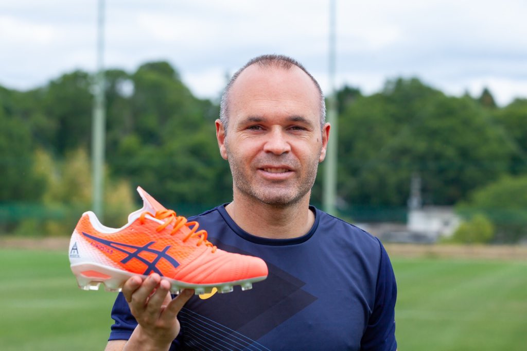 Andrés Iniesta on Twitter: "Vuelve el fútbol. Os presento el nuevo color de mis botas, una motivación extra. Nos vemos en 2 semanas!! 💪🏻 Vamos @visselkobe #ASICS #ULTREZZA @ASICS_JP" / Twitter