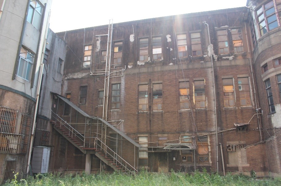 Detention Center of the Criminal Investigation Corps in  #Taipei's Datong District contained an underground "water dungeon" of about three square meters. Water would be poured into the  #dungeon until it reached prisoners' necks, immobilizing their limbs.  https://hsi.nhrm.gov.tw/home/en-us/injusticelandmarks-en/296697