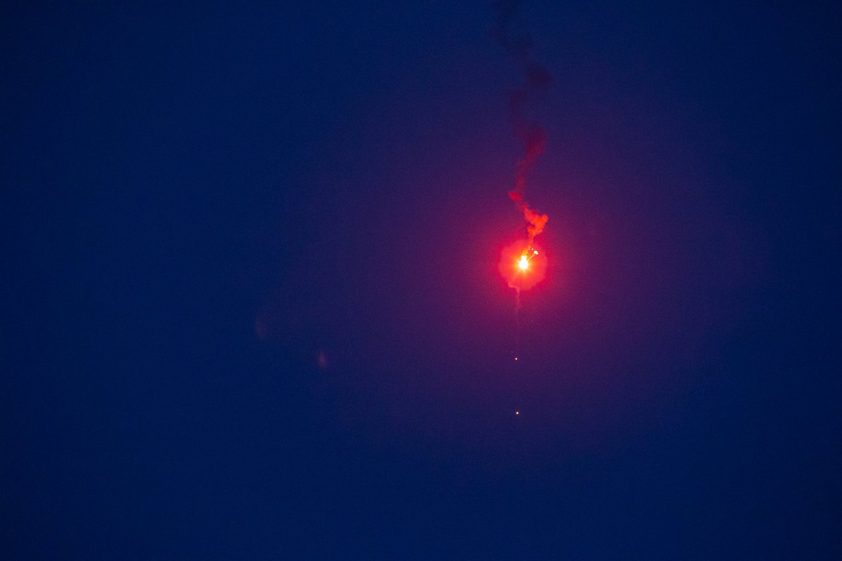 Distress flares were used in Flamborough during clapping tribute, Bridlington Coastguard Rescue Team are reminding residents about the use of flares.

🔗Read more about the importance of flares in this rescue: yorkshirecoastradio.com/news/local-new… 

#safetyequiptment #safetyatsea #flares