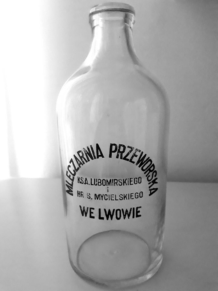 michals_1910's tweet photo. We Lwowie mleko, podobnie jak alkohol, zasługiwało na elegancką butelczynę. ❤️#Lwów #Baczewski https://t.co/CczjRssG8L