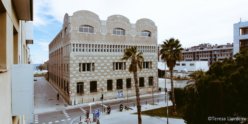 gecom_ec's tweet photo. 👋 La Fàbrica Gottardo Andreis (actualment l'IES La Llauna) és una antiga fàbrica d'envasos metàl·lics obra de J.Amigó, situada a Badalona i convertida en un institut públic per E.Miralles i https://t.co/c8oqYF9d7Cós. Què us sembla?😍
#juevesdearquitectura #architecture #art #bcn https://t.co/6xQukOmu2l