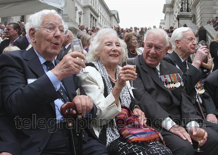A lovely memory [thanks Telegraph Media] of Dame Vera with veterans in 2010 for the 70th Anniversary of the Battle of Britain. @Memorial_theFew #DameVeraLynn #RIPVeraLynn #wellmeetagain