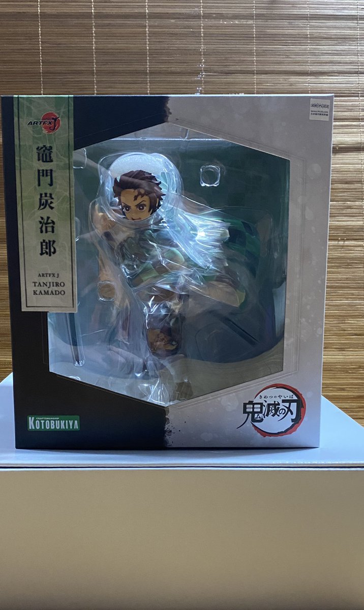 ট ইট র としくん 鬼滅の刃竈門炭治郎と禰豆子フィギュア箱から出してない分光が反射して見えるなあ これは これでいい感じです ロ ੭ 鬼滅の刃 竈門炭治郎フィギュア 竈門禰豆子フィギュア