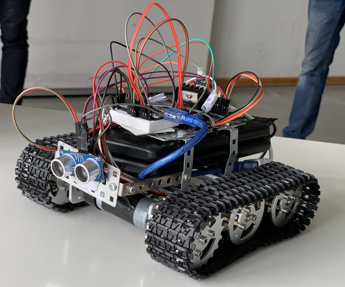derherrwahle's tweet photo. Absolut beeindruckende Präsentation unsere Projektkurses. Ein #SGSRover, um jüngeren SuS programmieren beizubringen! Entwickelt u. A. mit @nodejs @FlutterDev #Dart @arduino #raspberrypi #twlz https://t.co/TDGBb1Ro2i