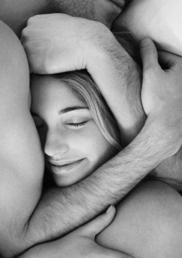 pablovv11's tweet photo. Y cuando termines 
De hacerle el amor
Y ella se acomode sobre
Tu pecho como una niña
Llénala de caricias y besos
Rodeala con con tus brazos con ternura, con dulzura, mírala a los ojos y dile cuánto la amas...porque ese es el momento exacto en q dejas de poseerla
Para amarla
❤️&amp;❤️ https://t.co/D8DKhyr8re
