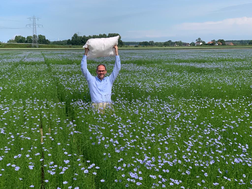 Notre Président Bart Depourcq a la tête dans les nuages…bleus ! Je suis teilleur aux Pays Bas et je porte du #lin #vlas #linenpillowchallenge #pillowchallenge #ceuxquifontlelin #ikhouvanlinnen #jaimelelin #flax <a href="/VDBZadenVlas/">Vandebilt Zaden&Vlas</a>  <a href="/Bluesy27/">Bluesy</a> 
J’achète du #lin : jaimelelin.fr