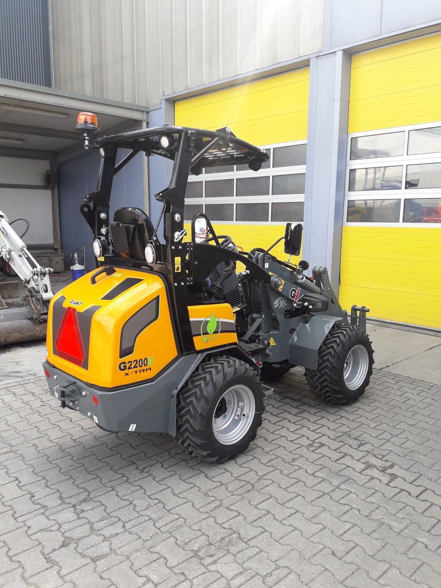 Nieuw binnen electrische kniklader giant g2200e. Mooie aanvulling #groenhuren