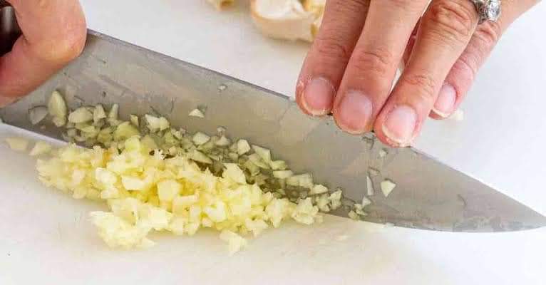 AtcKitchen's tweet image. ATC Kitchen Regular Tips
Tips 4:
The right process of chopping. Follow these to save your hands.
#kitchenhacks #kitchentips #cutting #cookingtips #Cooking