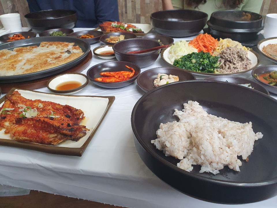 JamProject_Oper's tweet image. 今日の昼飯

たまに食べる平凡な韓国式麦飯定食です。

麦飯定食850円、左に見えるじゃがいも焼きは1,200円(ピザMサイズ)ほど。

久しぶりに行きましたが、相変らずおいしかったです。