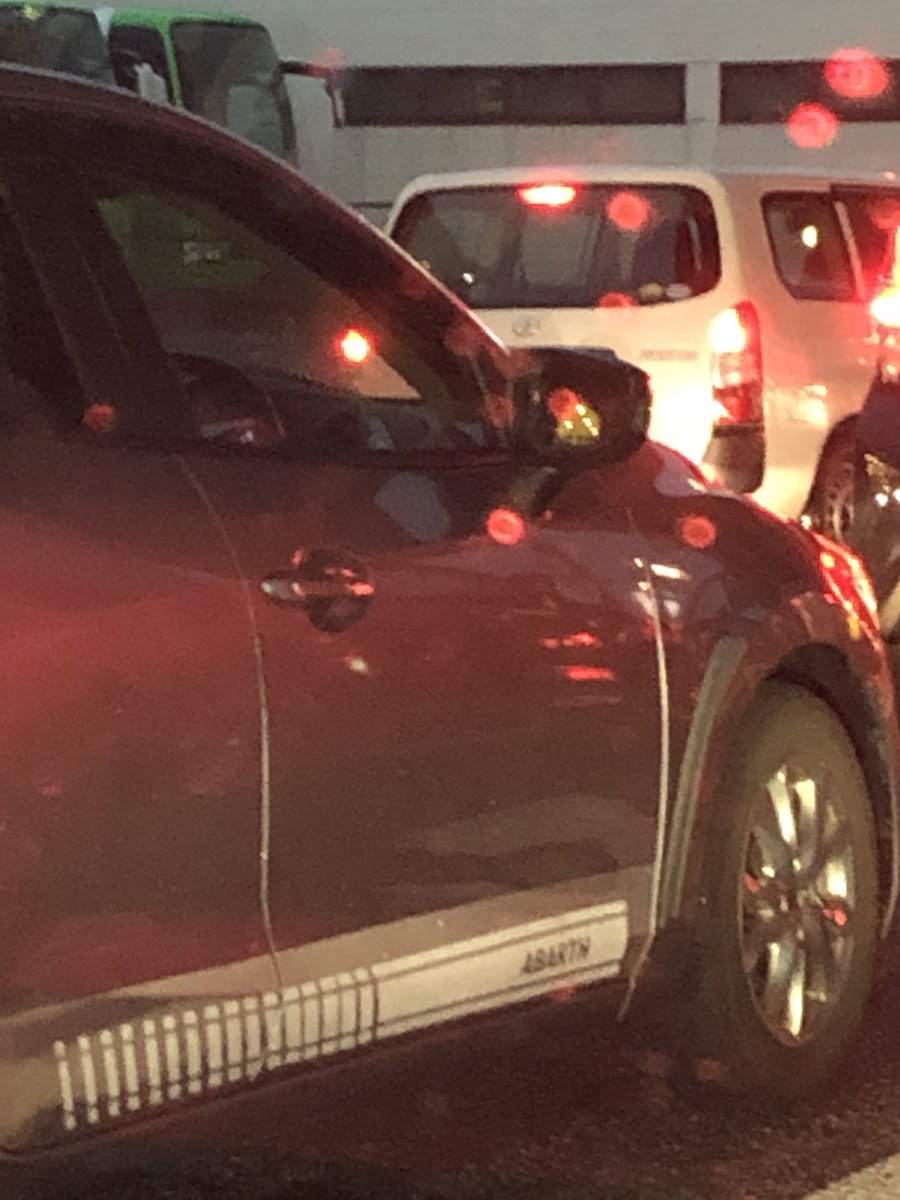 なお トヨタ車にレクサスエンブレムや 日産車にインフィニティエンブレムみたいな 未練タラタラエンブレム チューンは嫌いだけど デミオにアバルトみたいに関連性皆無なエンブレム ステッカー チューンは大好き