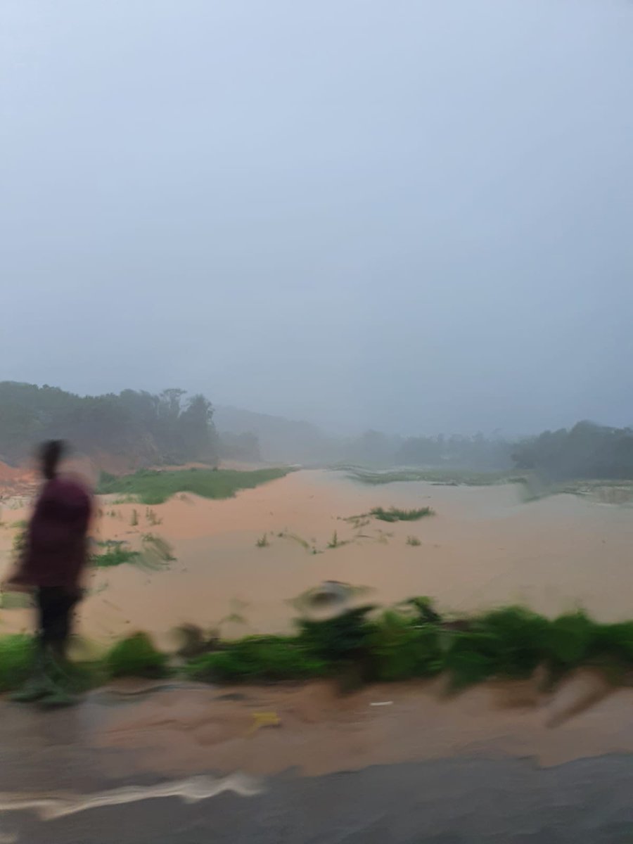 🇨🇮#Flashinfo La voie Adzopé - Abidjan coupée par les eaux de pluies au niveau d'Azaguié. Les sapeurs pompiers et l'ONPC sur place (Témoins). #RTIinfo