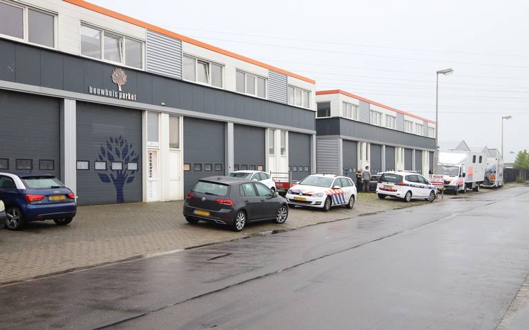 Politie doet inval in units aan de Apolloweg in Leeuwarden: LEEUWARDEN