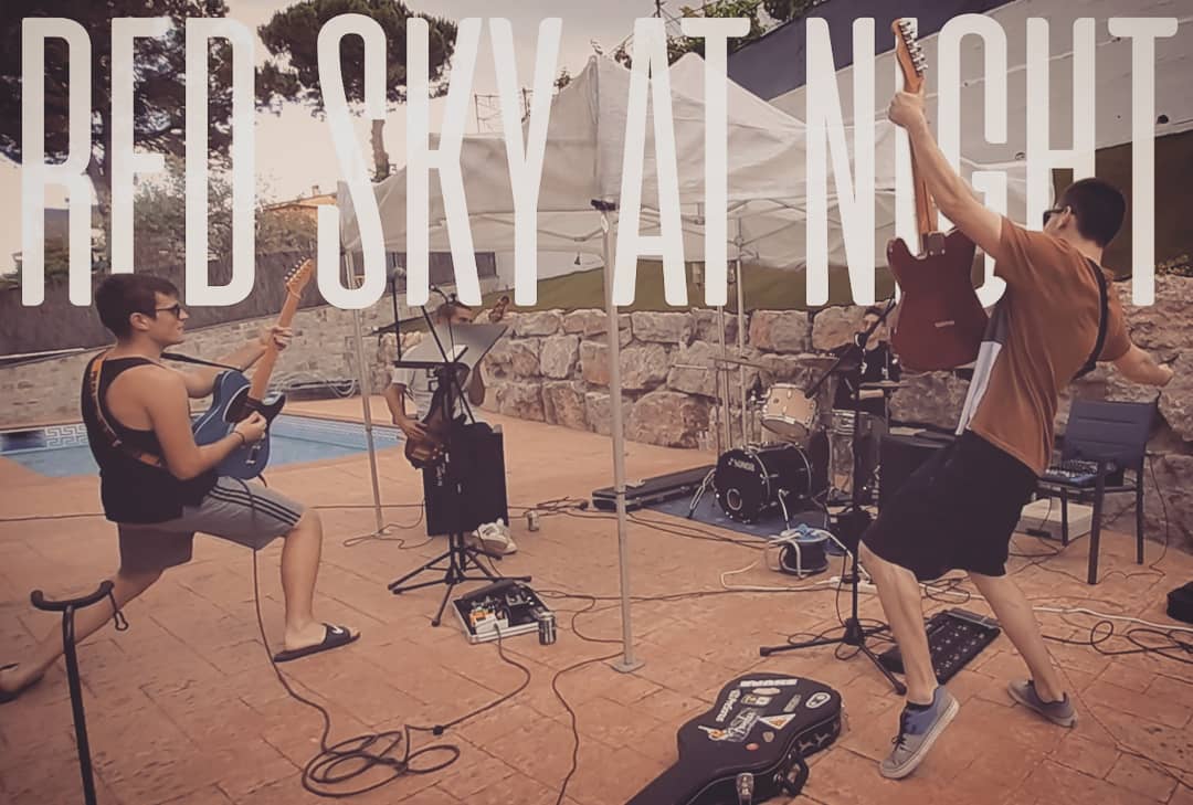 _redskyatnight's tweet photo. No ha sido la mejor temporada para la música, pero aquí seguimos. A unos metros de distancia. https://t.co/EwCv3XDolq